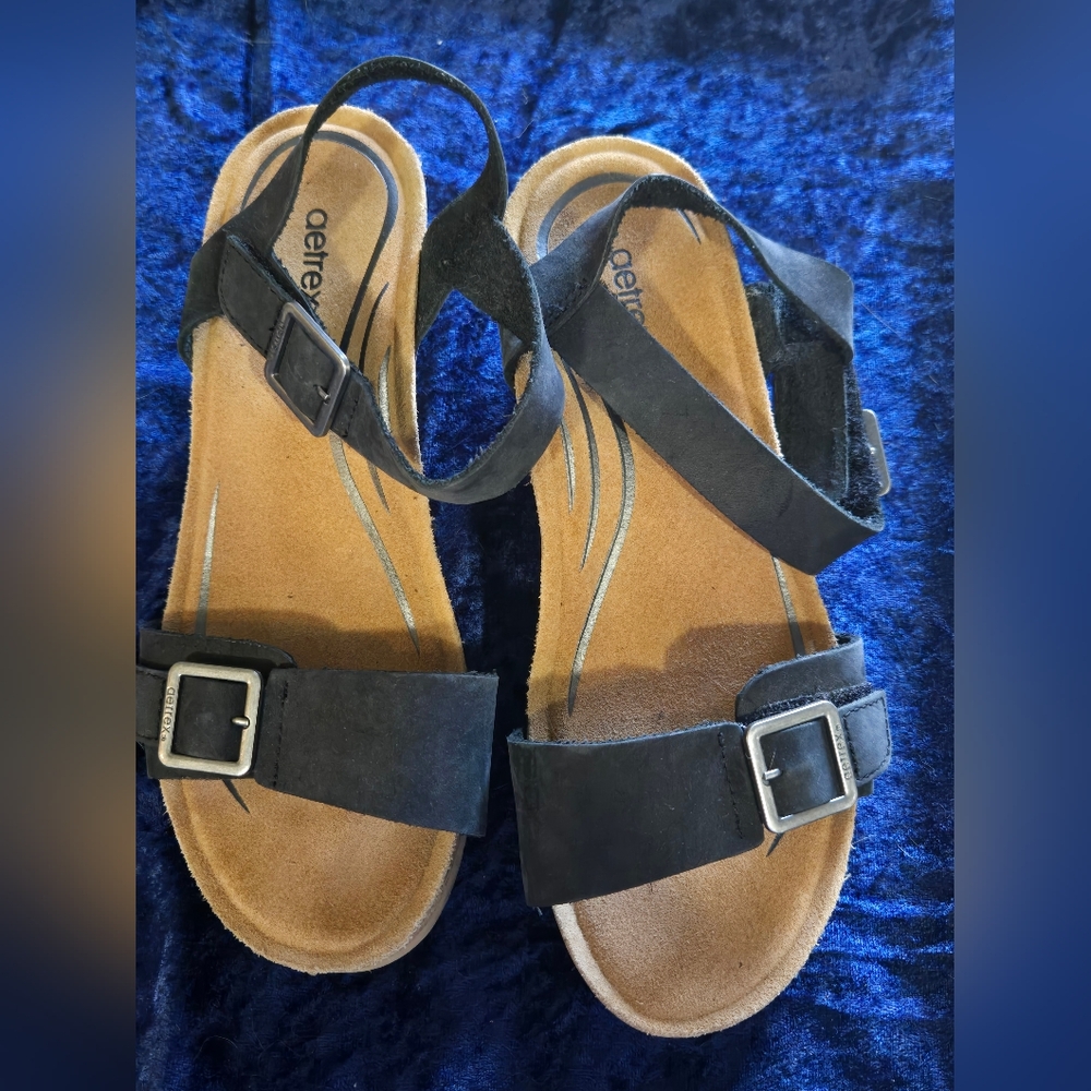 Aetrex Leather  Size 7.5 Wedge Sandals Adjustable Buckle Silver Comfort